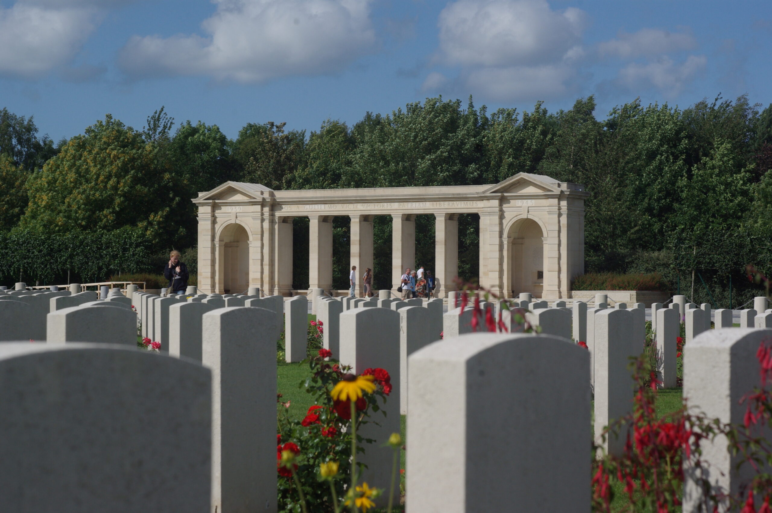 https://upload.wikimedia.org/wikipedia/commons/c/c6/9808-Bayeux_War_Cemetery.JPG
