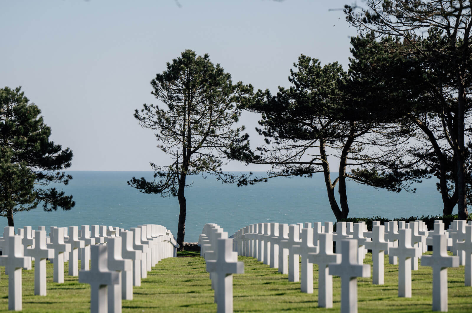 https://www.normandie-tourisme.fr/app/uploads/2022/07/Cimetiere_americain_de_Colleville-sur-Mer_-_Marie-Anais_Thierry-Marie-Anais_Thierry-1600px.jpg