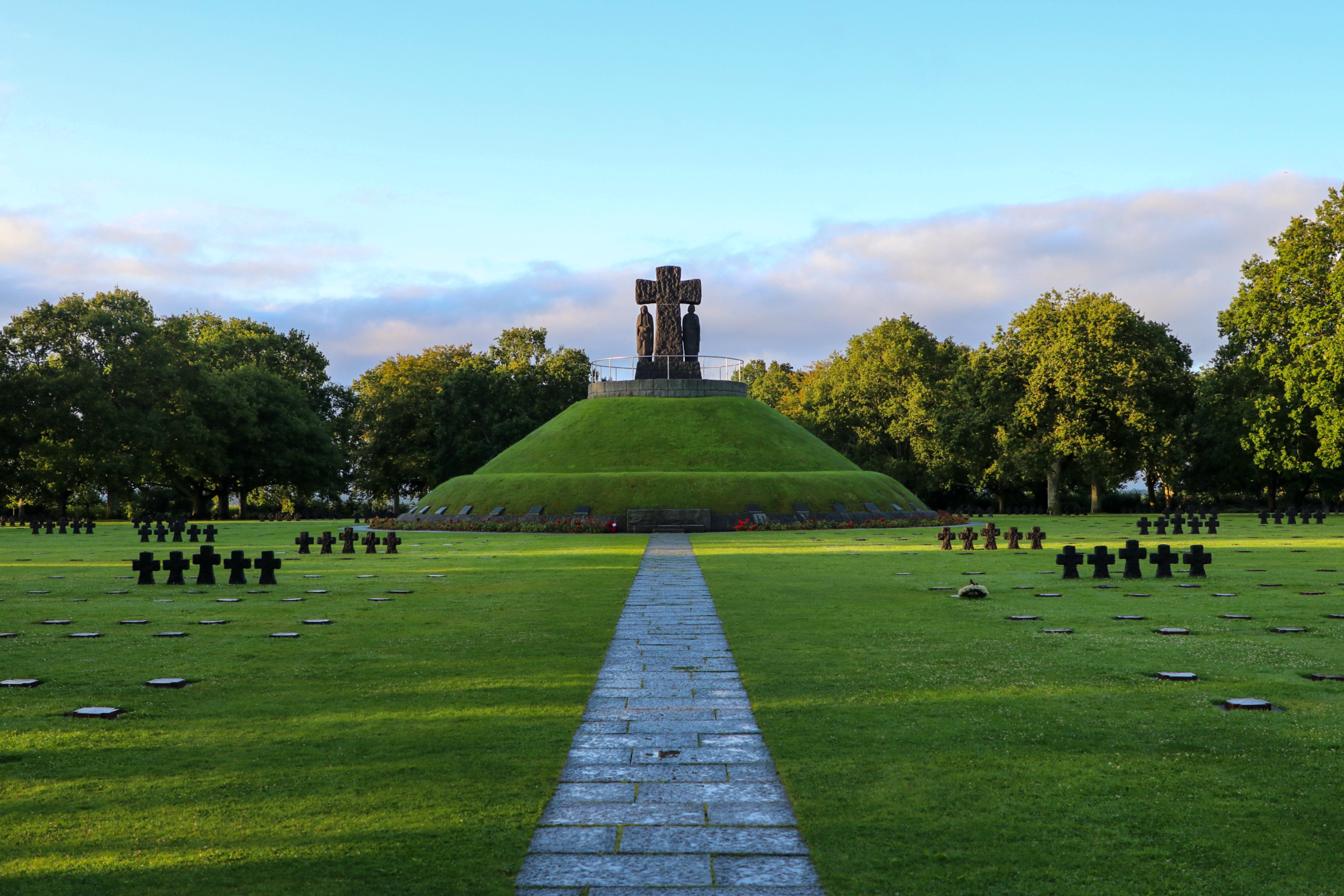 https://upload.wikimedia.org/wikipedia/commons/3/3b/La_Cambe_German_war_cemetery.png