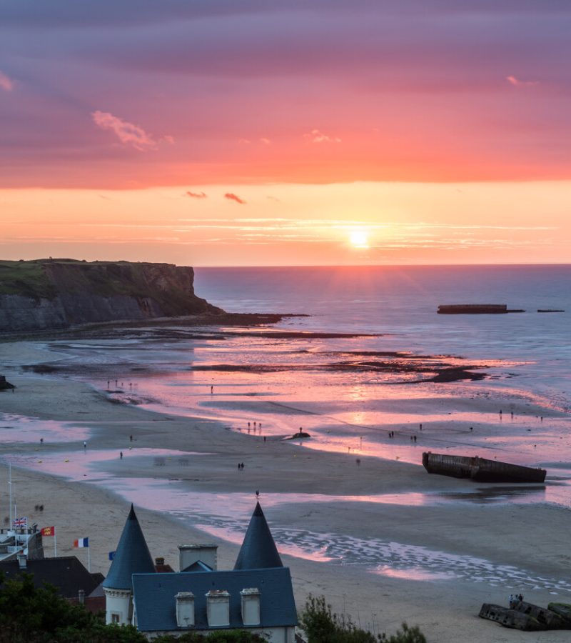 https://www.normandie-tourisme.fr/app/uploads/iris-images/2525778/port-artificiel-arromanches-mountaintreks-stock.adobe_.com_-800x900-f50_50.jpg
