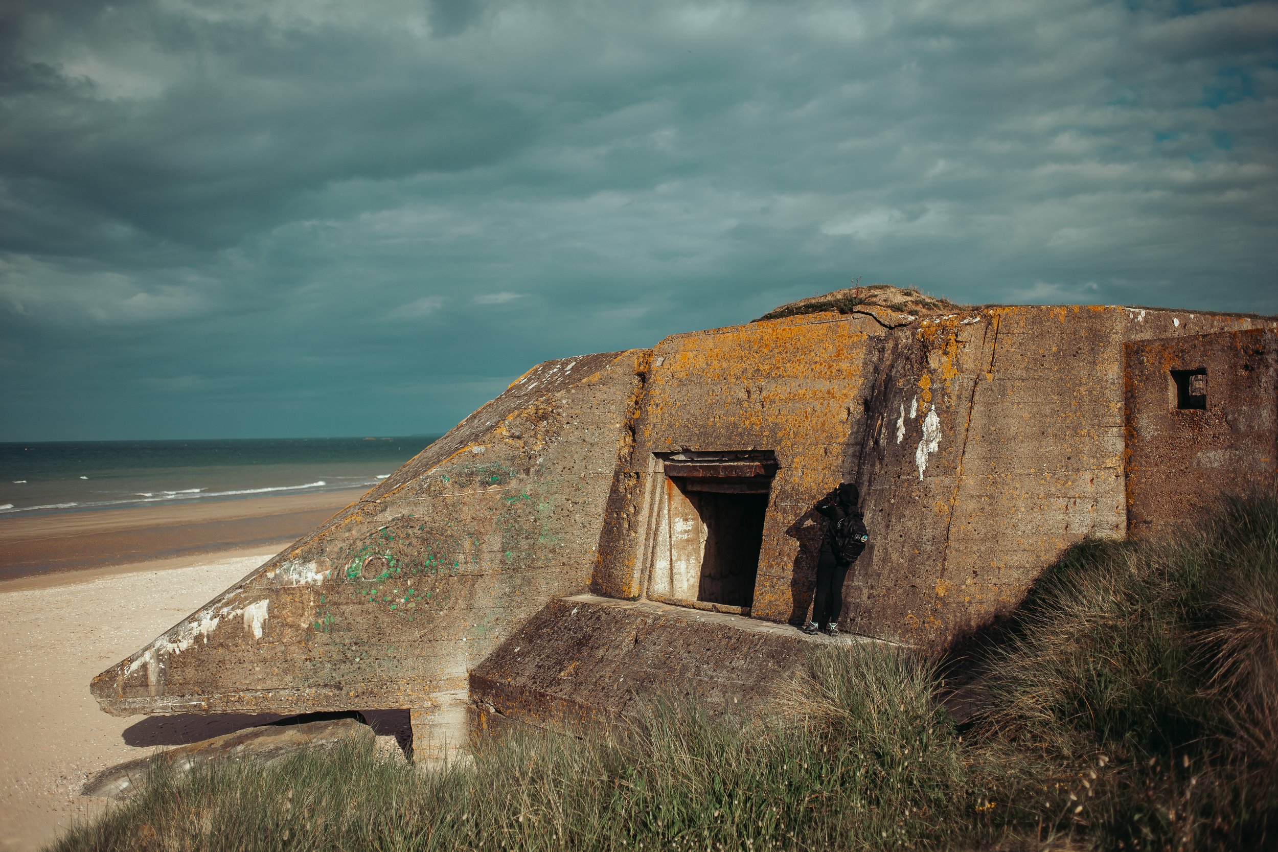 https://images.squarespace-cdn.com/content/v1/612d51727847dc364c4c23ba/4ef81f34-8ce4-4fa1-8a39-98e536383382/utah-beach-normandie-atlantikwall-bunker-blockhaus%2Bnormandie-222.jpg